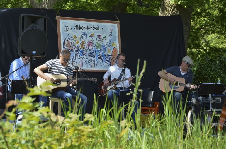 Akkordarbeiter im Grünen